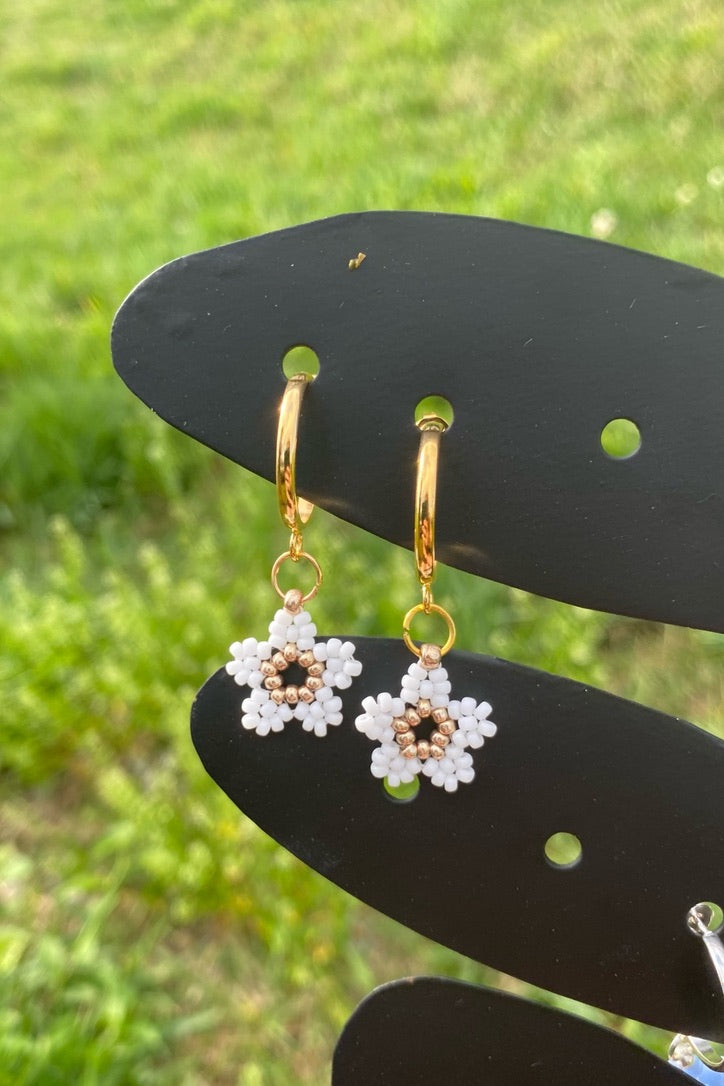 White and gold cinque hoops