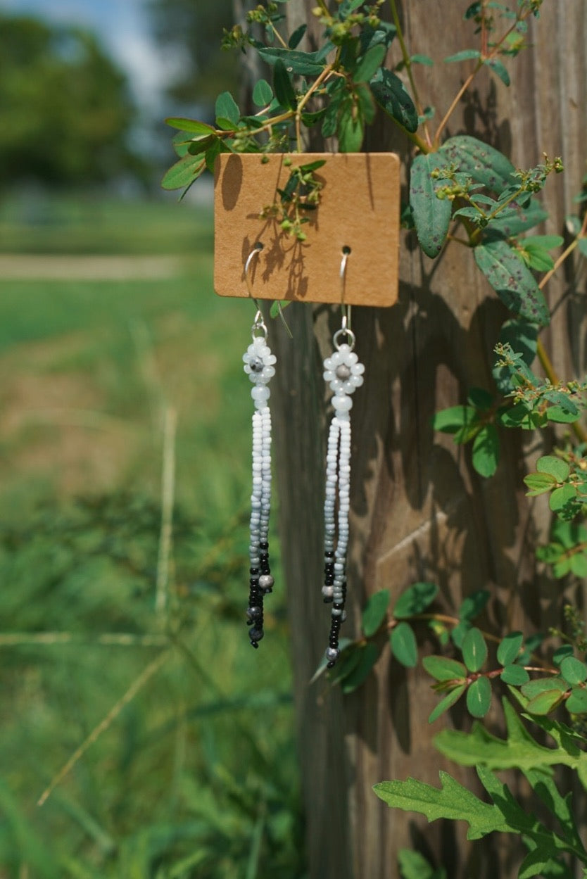 Grayscale daisy drops