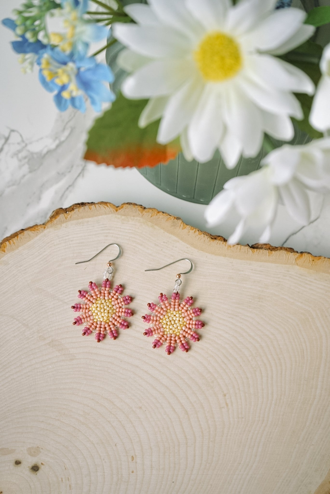 Raspberry-tipped sunburst blossoms